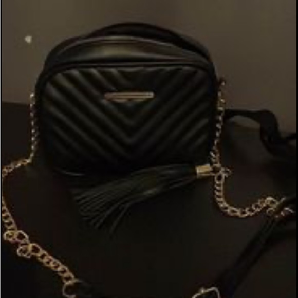 Purse black with gold chain used 3 times - Picture 2 of 3